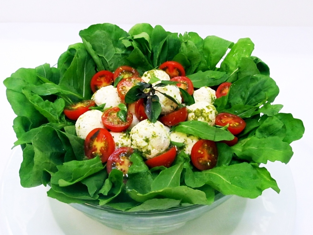Salada de rúcula, tomate cereja e mussarela de búfala ao molho pesto; da Sweet Pimenta (www.sweetpimenta.com.br) - Divulgação