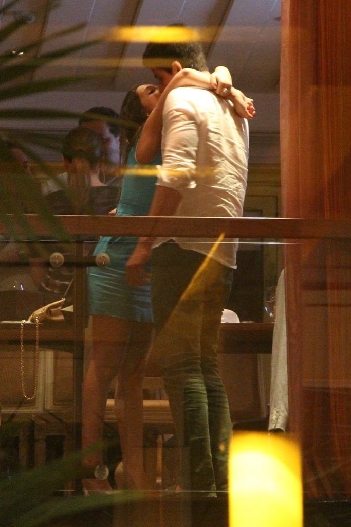 23.dez.2013 - Enzo beija a namorada, Rafaella Rique, no aniversário de 47 anos da mãe, a atriz Claudia Raia, em restaurante na zona oeste do Rio