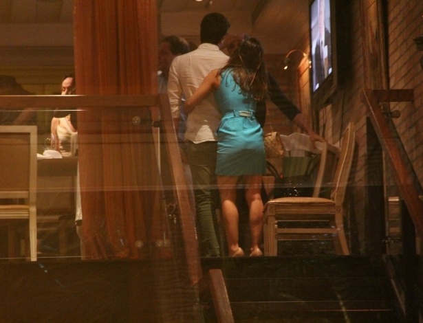 23.dez.2013 - Enzo leva a namorada, Rafaella Rique, no aniversário de 47 anos da mãe, a atriz Claudia Raia, em restaurante na zona oeste do Rio