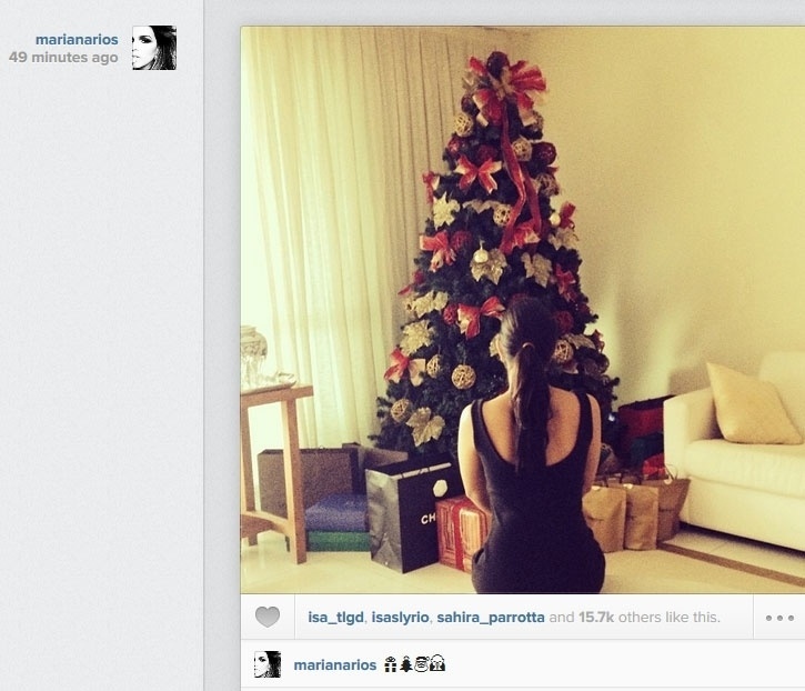 24.dez.2013 - A atriz Mariana Rios, de "Além do Horizonte", posou de costas em frente a sua árvore de Natal