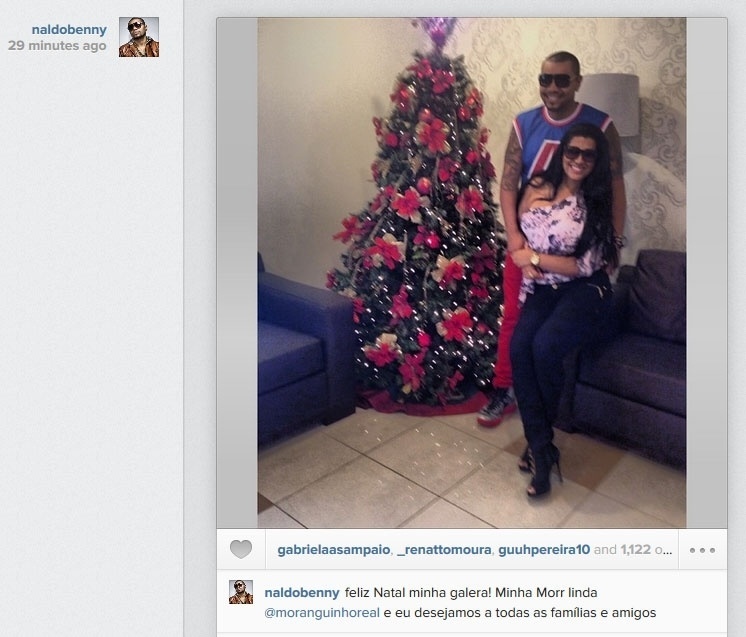 24.dez.2013 - O cantor Naldo Benny e sua mulher Moranguinho postaram mensagem apaixonada ao lado da árvore de Natal