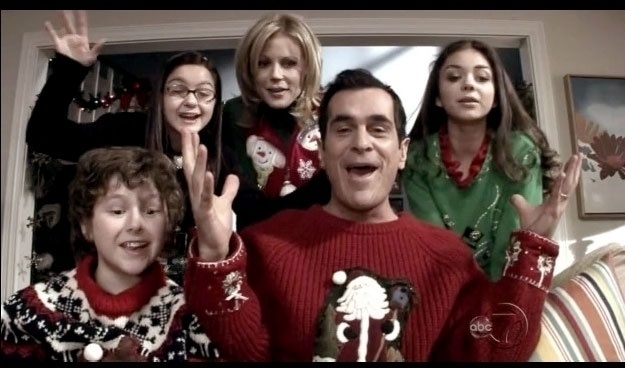 A família de "Modern Family" se vestiu em suéteres natalinos para conversar via Skype com o pai de Phil Dunphy (Ty Burrell)