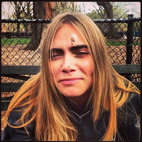 Cara de "não acredito que um pássaro cagou na minha testa". A própria top fez piada do acontecimento em seu perfil no Instagram - Reprodução/Instagram