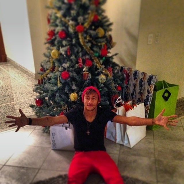 24.dez.2013 - Neymar comemorou a noite de Natal ao lado de suas famílias