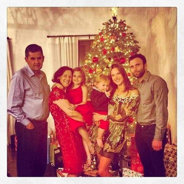25.dez.2013 - Alessandra Ambrósio mostra o Natal com sua família