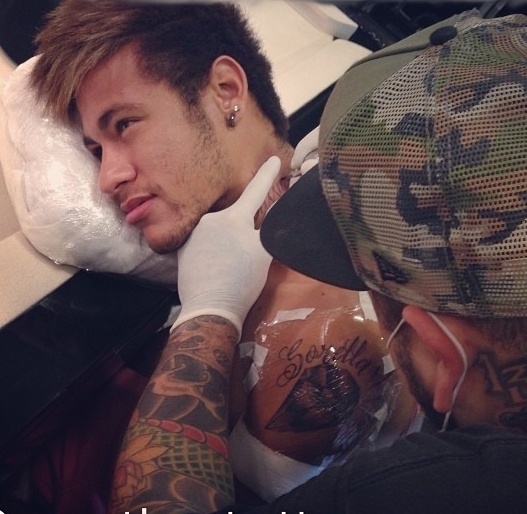 25.dez.2013 - Neymar faz duas tatuagens durante estadia no Brasil