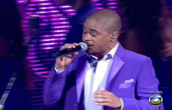 26.dez.13 - O finalista Pedro Lima, de Nova Iguaçu (RJ), interpretou "Me dê motivo", de Tim Maia, na final do The Voice Brasil