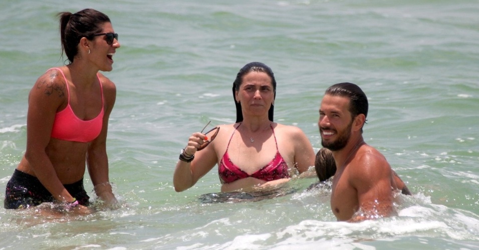 26.dez.2013 - Giovanna Antonelli se exercita em praia do Rio e mergulha no mar para se refrescar