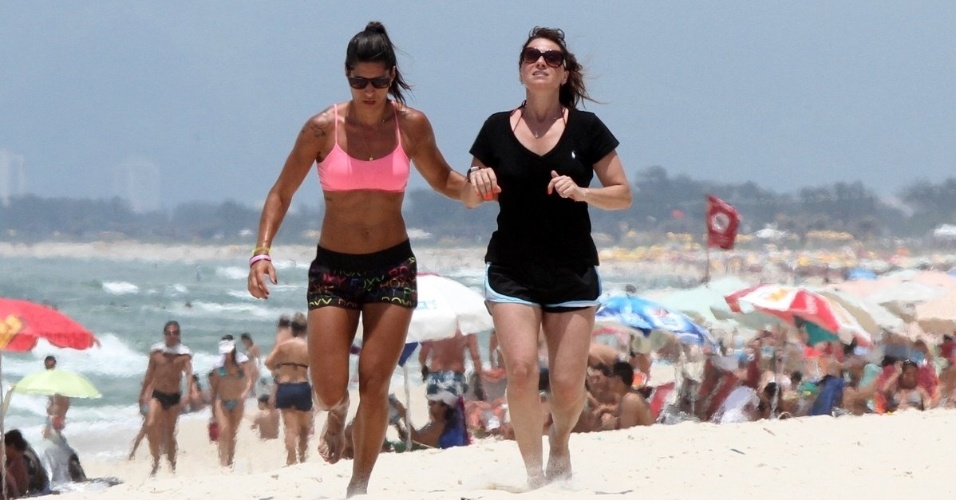 26.dez.2013 - Giovanna Antonelli se exercita em praia do Rio e mergulha no mar para se refrescar