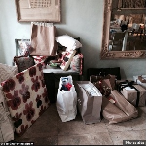 Filha de Anna Wintour posta foto de presentes sem árvore de Natal em seu perfil do Instagram