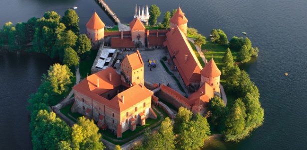 O castelo na ilha de Trakai, na Lituânia - ©vikau/Shutterstock.com
