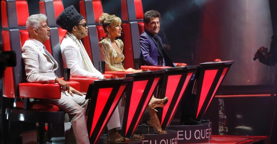 26.dez.13 - Lulu Santos, Carlinhos Brown, Claudia Leitte e Daniel se colocam em seus postos para a final do The Voice, no Rio de Janeiro