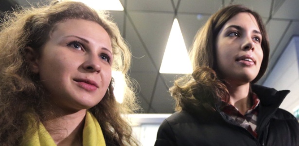 As integrantes do grupo Pussy Riot Maria Alyokhina (esq.) e Nadezhda Tolokonnikova (dir.) após libertação