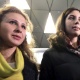 27.dez.2013 - As integrantes do grupo Pussy Riot Maria Alyokhina (esq.) e Nadezhda Tolokonnikova (dir.) retornam a Moscou após libertação - EFE/Maxim Shipenkov 