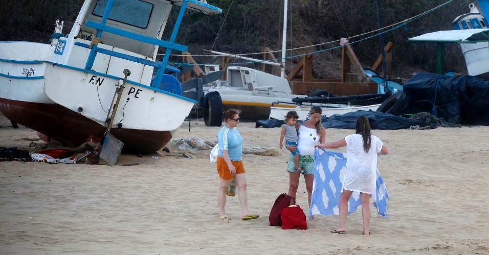 27.dez.2013 - Luana Piovani vai para praia em Fernando de Noronha acompanhada do filho Dom