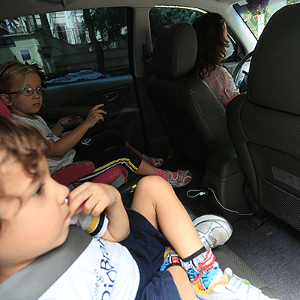 Crianças na cadeirinha do banco de trás do carro - Silva Junior/Folhapress