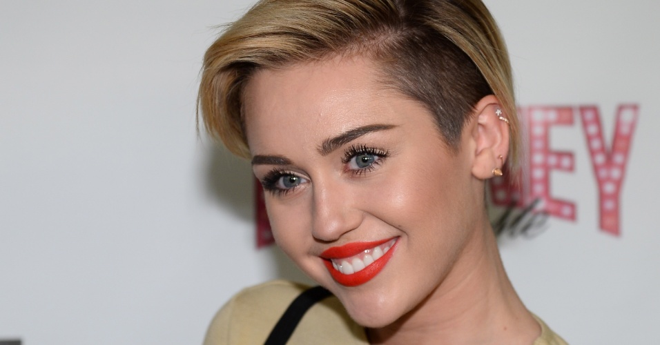 27.dez.2013 - Miley Cyrus vai à abertura do espetáculo 