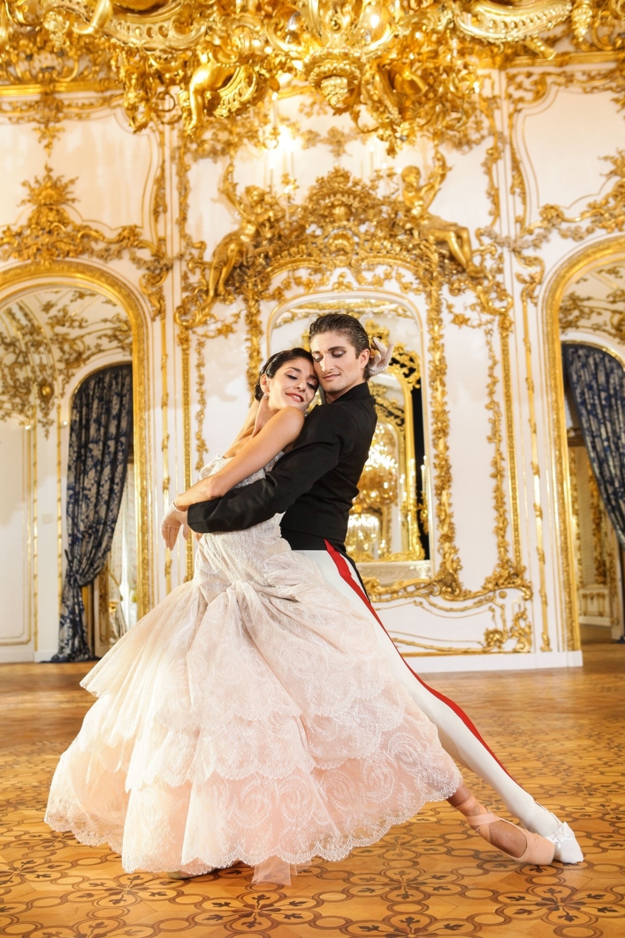 Casal de bailarinos usando peças criadas por Vivienne Westwood para o concerto de Ano Novo 2014 em Viena - ORF/Günther Pichlkostner