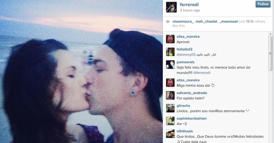 29.dez.2013 - Di Ferrero mostra foto de beijo em Isabelli Fontana