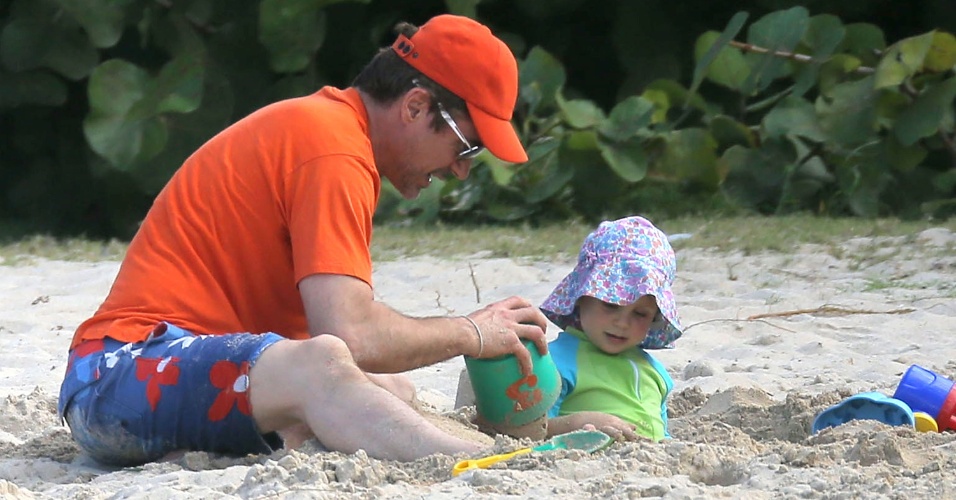 28.dez.2013 - O ator Robert Downey Jr. se diverte com o pequeno Exton de 10 meses em St Barths, no Caribe. Ele fez castelinho de areia com Exton e tomou banho de mar para se refrescar