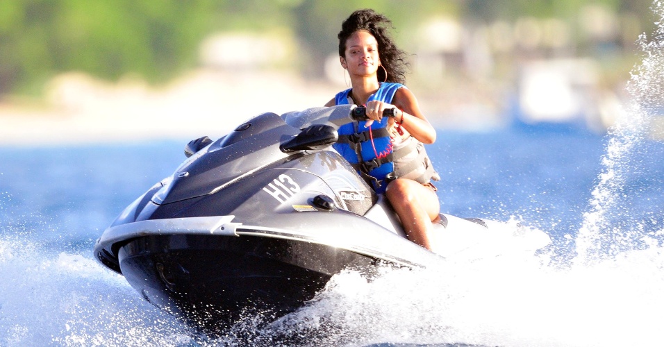28.dez.2013 - Se tem uma pessoa que sabe aproveitar a vida e o verão e a cantora Rihanna. Ela posou no mar de Barbados, sua cidade Natal, passeando de jet ski