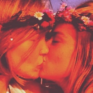 Diana e Stella se beijam em foto publicada no Instagram