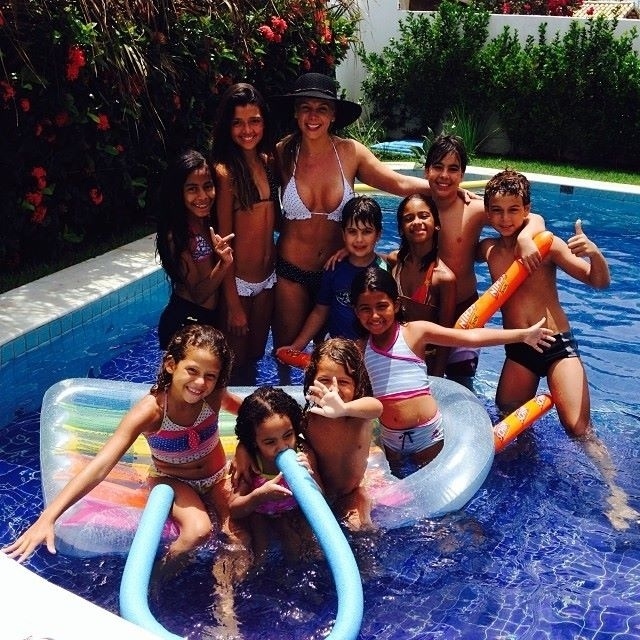 30.dez.2013 - Carla Perez publica uma foto com as crianças de sua família enquanto passa férias na Bahia