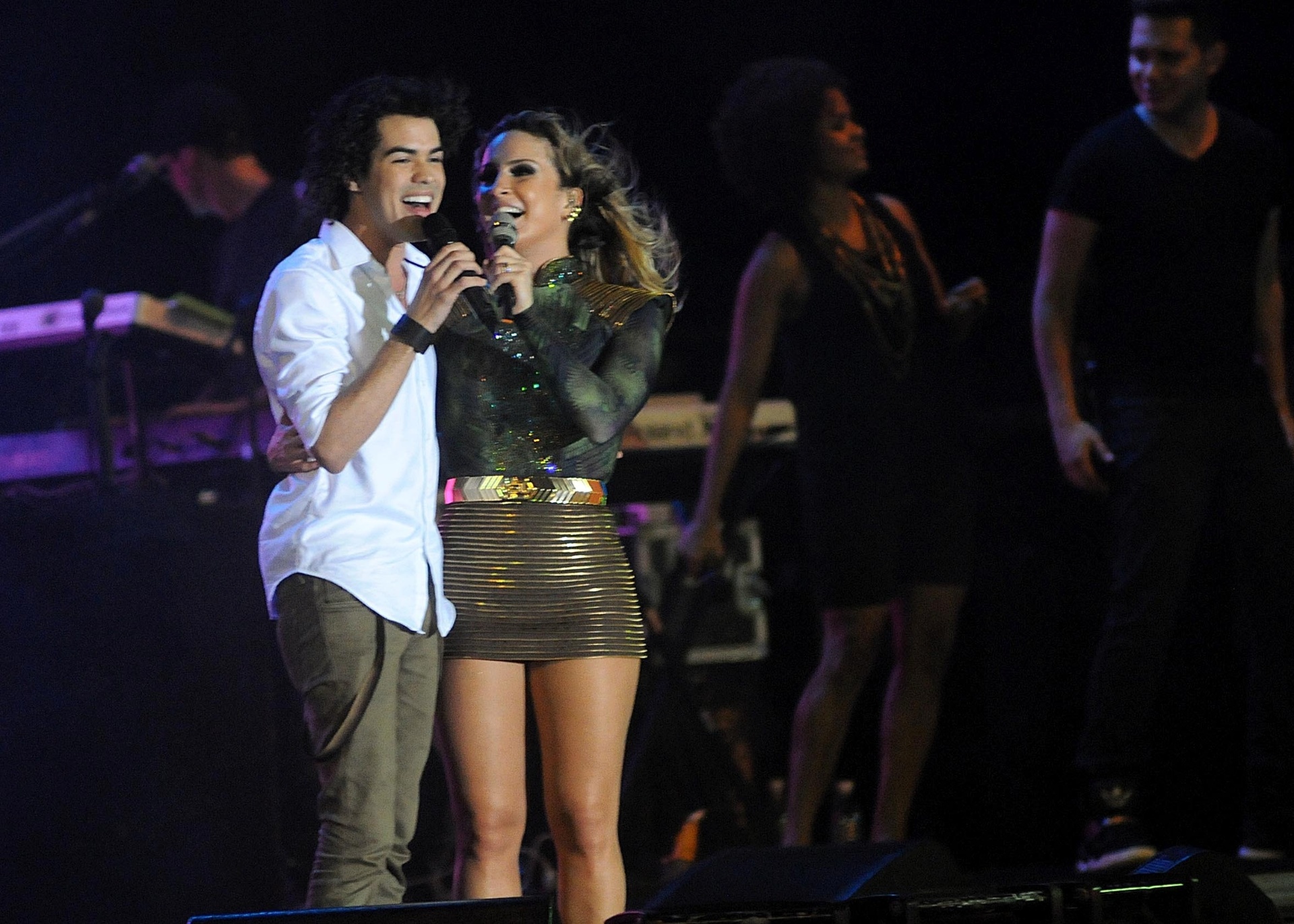 30.dez.2013 - Claudia Leitte e o vencedor do "The Voice" Sam Alves fazem apresentação juntos em Salvador - Agecom