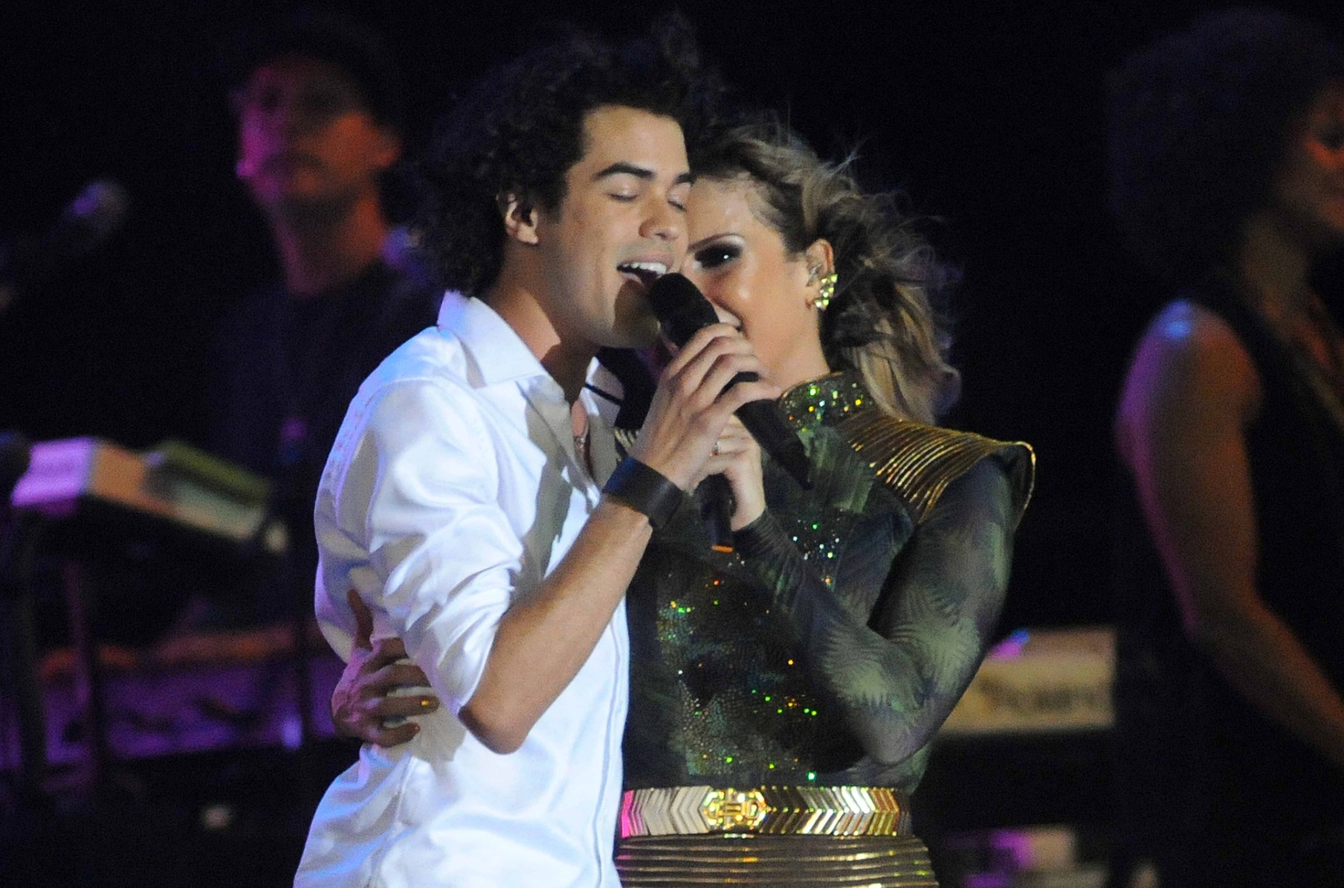 30.dez.2013 - Claudia Leitte e o vencedor do "The Voice" Sam Alves fazem apresentação juntos em Salvador - Agecom