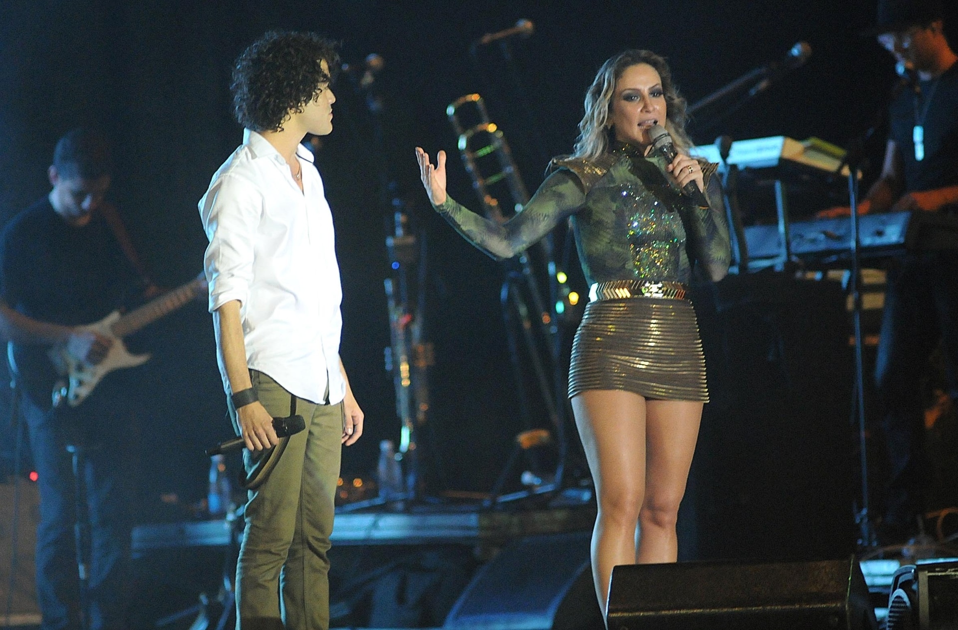 30.dez.2013 - Claudia Leitte e o vencedor do "The Voice" Sam Alves fazem apresentação juntos em Salvador - Agecom