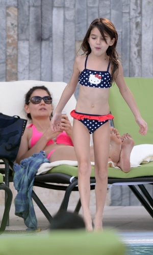 30.dez.2013 - No penúltimo dia do ano, Katie Holmes leva Suri para brincar em piscina em Miami