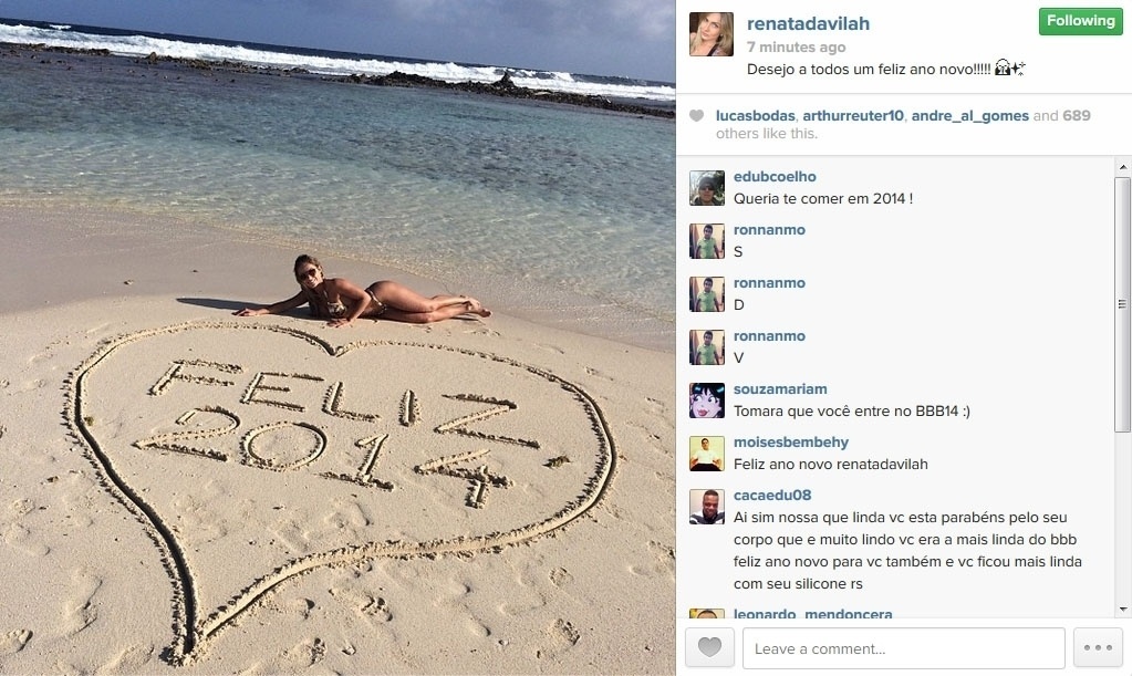 31.dez.2013 - A ex-BBB Renata Dávila posou na beira da praia ao lado de um coração desenhado na areia com a mensagem de Feliz 2014