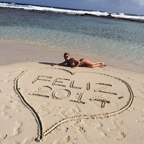31.dez.2013 - A ex-BBB Renata Dávila posou na beira da praia ao lado de um coração desenhado na areia com a mensagem de Feliz 2014