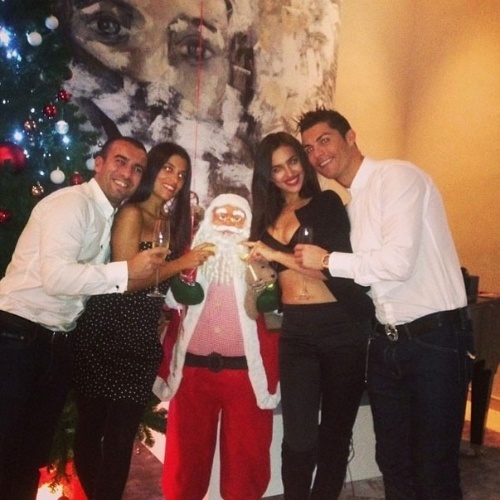 31.dez.2013 - A modelo Irina Shayk, namorada de Cristiano Ronaldo, divulgou imagem de uma festa de Réveillon com o jogador e um casal, na qual brindam ao lado de um Papai Noel. "Feliz ano novo", escreveu
