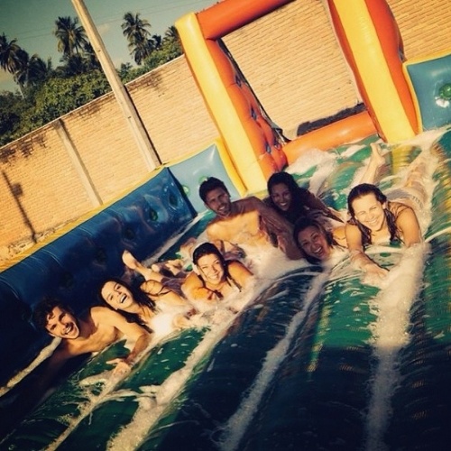 31.dez.2013 - Atriz Giovanna Lancellotti toma banho de espuma com os amigos no nordeste do Brasil