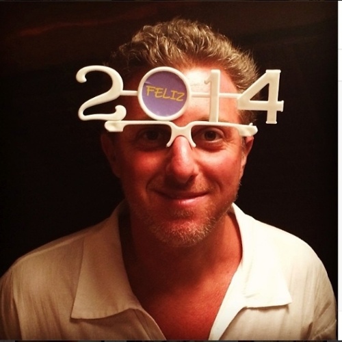 31.dez.2013 - Na Bahia, Luciano Huck posa com óculos de 2014 e comemora a chegada do novo ano. "My love! #vem2014", escreveu Angélica na legenda da imagem