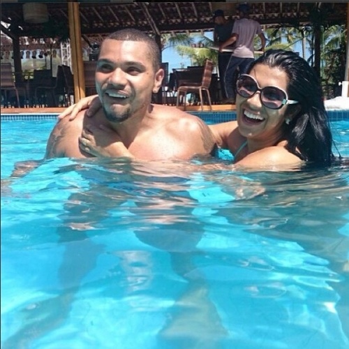 31.dez.2013 - Naldo Benny toma banho de piscina com a mulher Ellen Cardoso, a Mulher Moranguinho, na Bahia