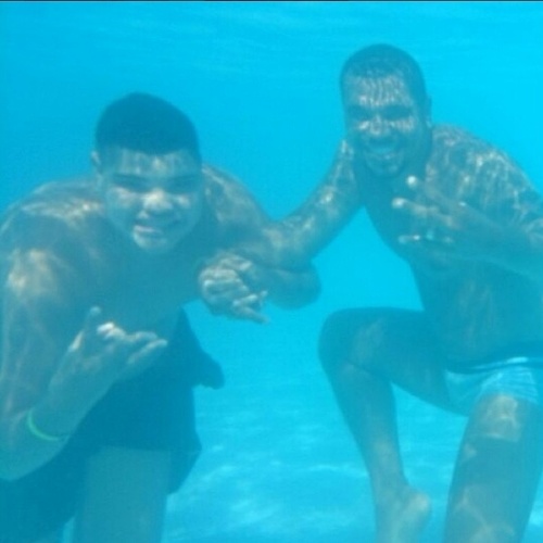 31.dez.2013 - Naldo Benny toma banho de piscina com o filho Pablo na Bahia