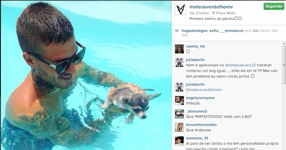 31.dez.2013 - O DJ e ex-fazenda, Mateus Verdelho aproveita o verão para tomar banho de piscina com cachorrinha