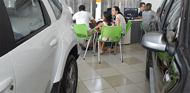 Clientes em concessionária de Brasília (DF) negociam carro às vèsperas do aumento do IPI - Agência Brasil