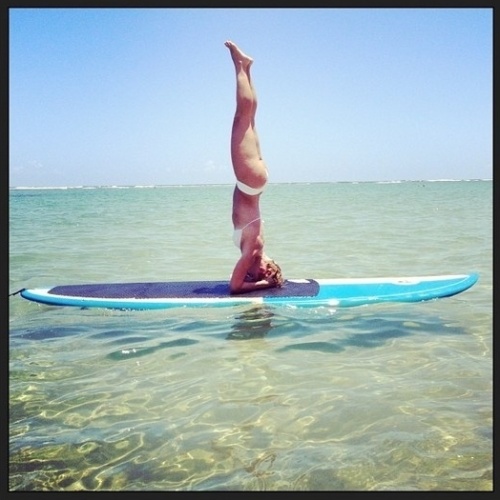 1.jan.2013 -  "Começando o ano de maneira equilibrada; @loracarola", escreveu Luciano Huck ao publicar a foto da amiga Carolina Dieckmann em posição de ioga numa prancha