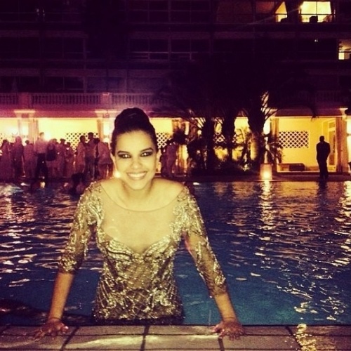 1.jan.2013 - Mariana Rios entrou na piscina do hotel Copacabana Palace, no Rio, onde passou o réveillon. A atriz se banhou ainda de vestido