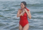 De maiô vermelho, Maria Melilo curte praia em Noronha - AgNews