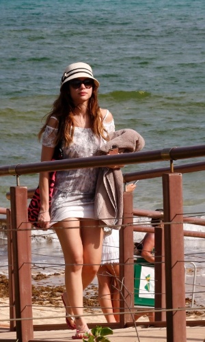 1.jan.2014 - A ex-BBB Maria Melilo curtiu praia em Fernando de Noronha, Pernambuco