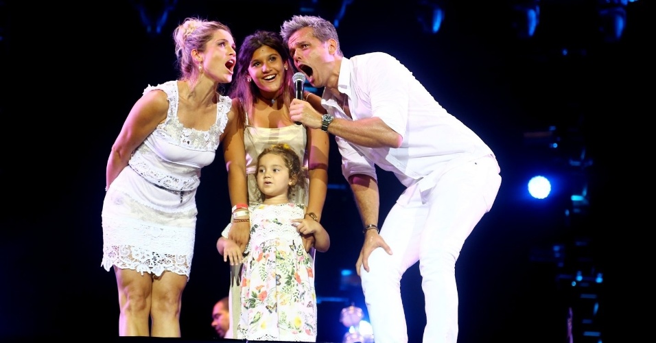 1.jan.2014 - Acompanhada das filhas, Giulia e Olívia, e do marido, Otaviano Costa, Flavia Alessandra apresentou o show do réveillon de Copacabana, no Rio