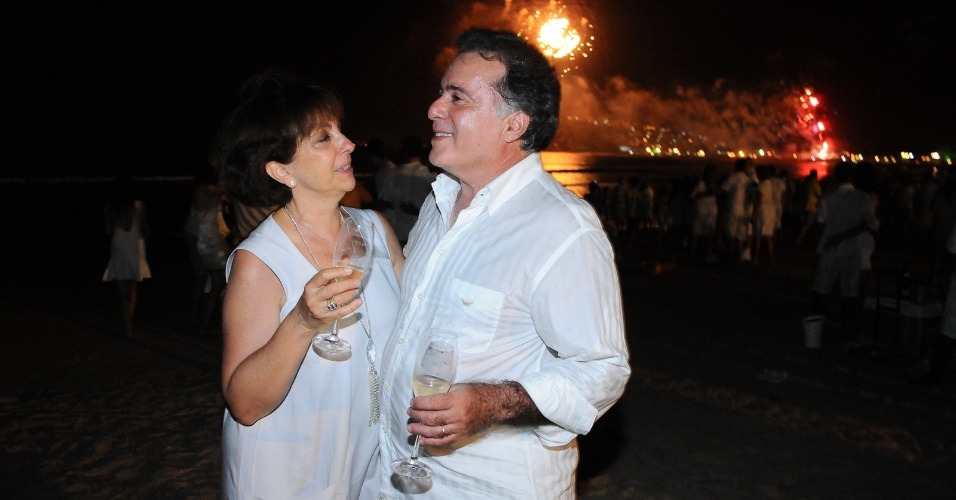 1.jan.2014 - Acompanhado da mulher, Lidiane, Tony Ramos curtiu festa de réveillon em Búzios, litoral do Rio