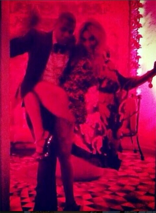 1.jan.2014 - Com pose sensual, Beyoncé dança ao lado do marido, o rapper Jay-Z, em festa de Réveillon em Miami, nos EUA