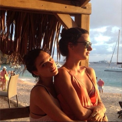 1.jan.2014 - Isis Valverde e Thaila Ayla posam abraçadas em praia do Caribe. As amigas passaram a virada de ano (2013 para 2014) juntas