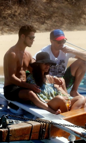 1.jan.2014 - José Loreto e Débora Nascimento curtiram praia em Fernando de Noronha, Pernambuco. O casal fez passeio de barco em clima de romance