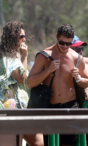 1.jan.2014 - José Loreto e Débora Nascimento curtiram praia em Fernando de Noronha, Pernambuco. O casal fez passeio de barco em clima de romance